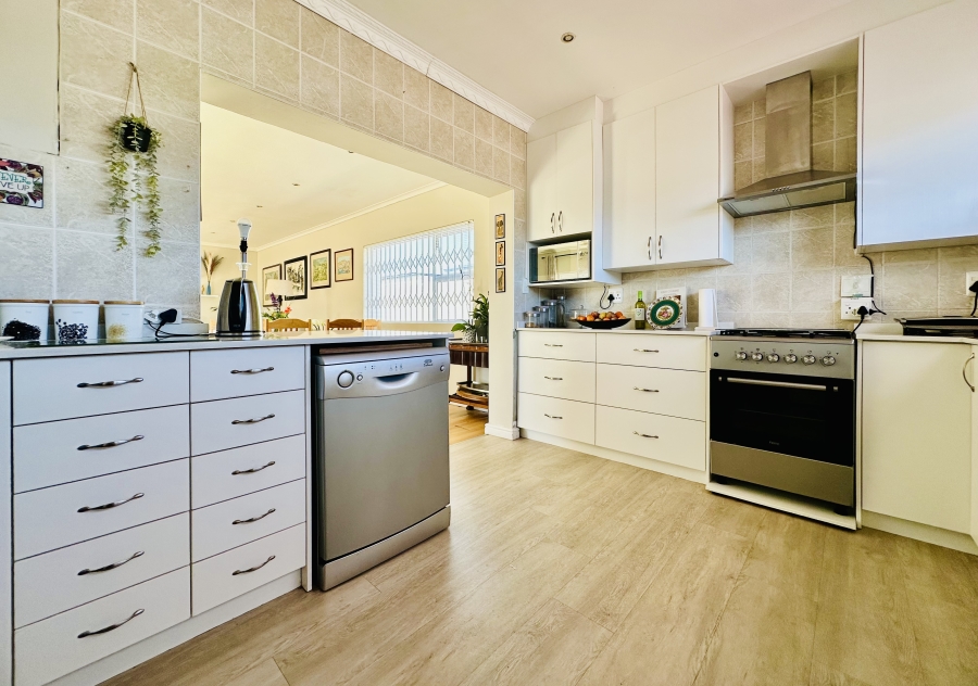 4 Bedroom Property for Sale in Westcliff Western Cape